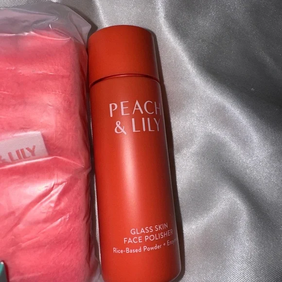 Peach & Lily 6 Piece Skincare Set Cream Serum Cleanser Face Polisher Wristbands - Picture 5 of 5